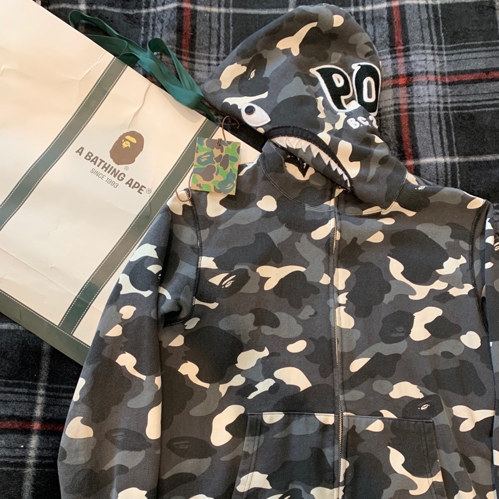 +++ BAPE GLOW IN THE DARK SHARK HOODIE +++